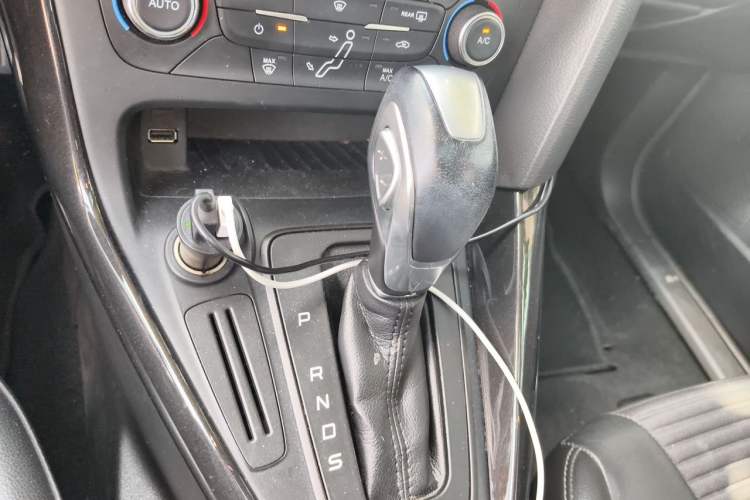 Used Ford Focus 2015 Hatchback 1.6L Automatic Fashion Edition Gear Lever