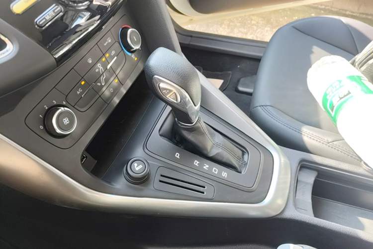 Used Ford Focus 2015 Hatchback 1.6L Automatic Comfort Model Gear Lever