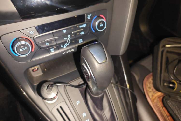 Used Ford Focus 2015 Hatchback 1.6L Automatic Fashion Edition Gear Lever