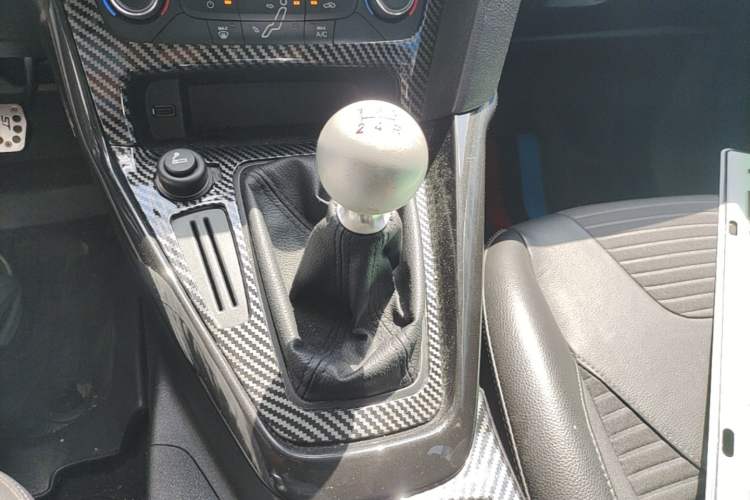 Used Ford Focus 2015 Hatchback 1.6L Manual Fashion Edition Gear Lever