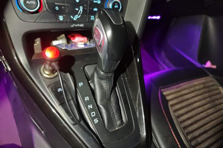 Used Ford Focus 2015 Sedan EcoBoost 125 Automatic Supreme Style Edition Gear Lever