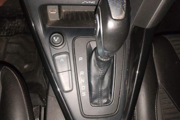 Used Ford Focus 2015 Hatchback EcoBoost 125 Automatic Supreme Style Edition Gear Lever