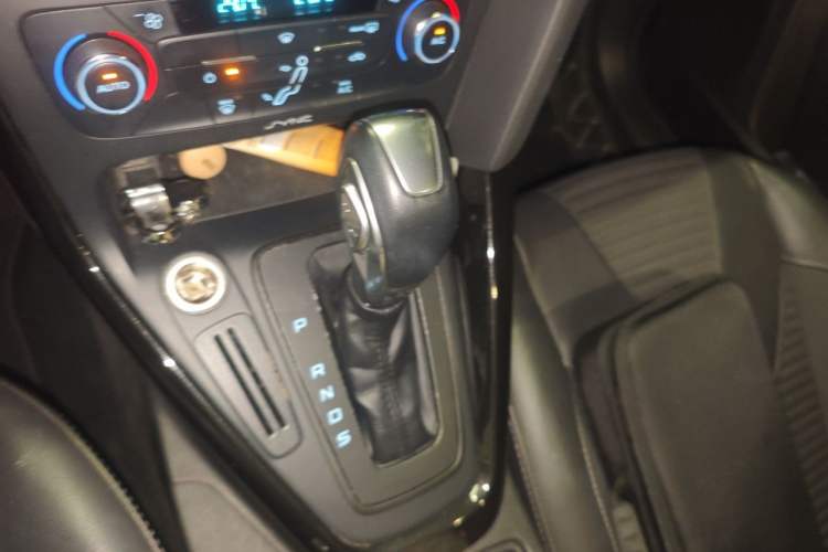 Used Ford Focus 2015 Hatchback 1.6L Automatic Fashion Edition Gear Lever