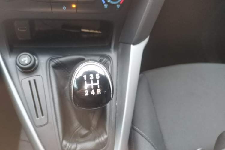Used Ford Focus 2015 Hatchback 1.6L Manual Comfort Edition Gear Lever