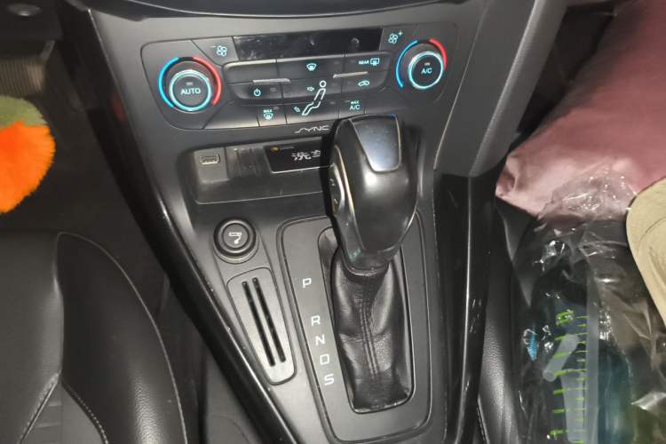 Used Ford Focus 2015 Hatchback 1.6L Automatic Fashion Edition Gear Lever