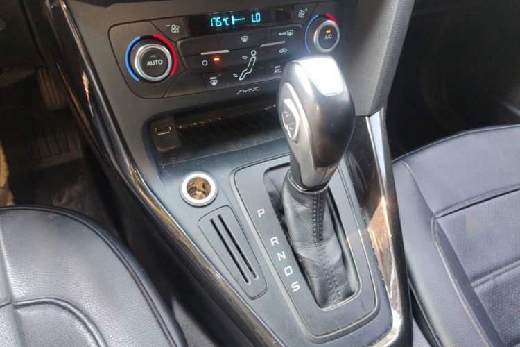 Used Ford Focus 2015 Hatchback 1.6L Automatic Fashion Edition Gear Lever