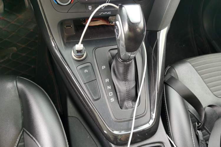 Used Ford Focus 2015 Sedan EcoBoost 125 Automatic Supreme Style Edition Gear Lever