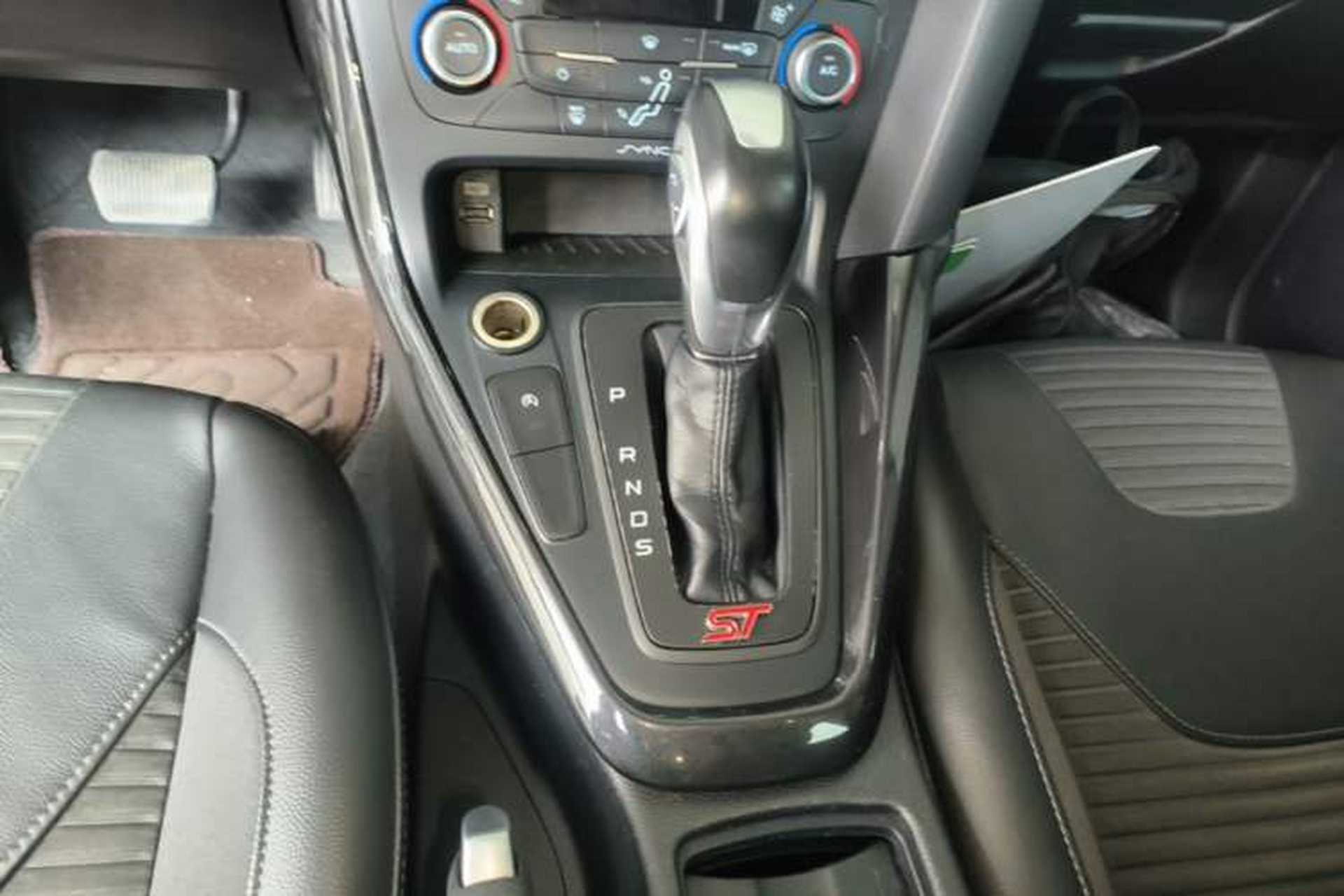 Used Ford Focus 2015 Hatchback EcoBoost 125 Automatic Supreme Style Edition Gear Lever