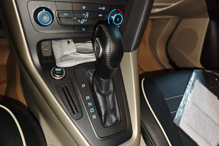 Used Ford Focus 2015 Sedan 1.6L Automatic Comfort Model Gear Lever