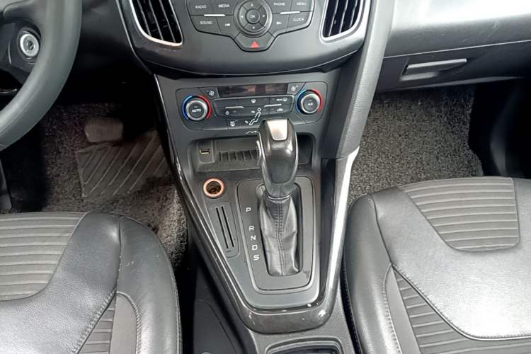 Used Ford Focus 2015 Hatchback 1.6L Automatic Fashion Edition Gear Lever