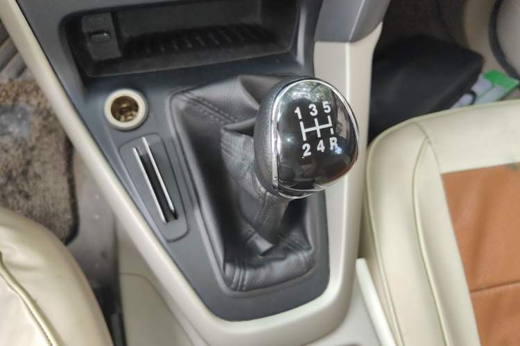 Used Ford Focus 2015 Sedan 1.6L Manual Comfort Model Gear Lever