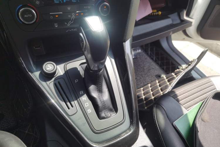 Used Ford Focus 2015 Hatchback 1.6L Automatic Fashion Edition Gear Lever