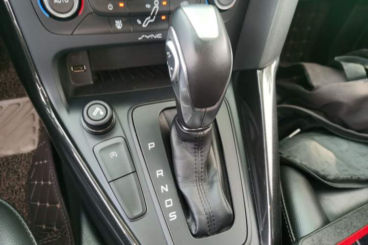 Used Ford Focus 2015 Sedan EcoBoost 125 Automatic Supreme Style Edition Gear Lever