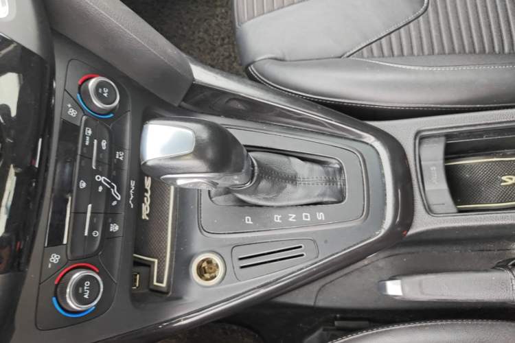 Used Ford Focus 2015 Hatchback 1.6L Automatic Fashion Edition Gear Lever