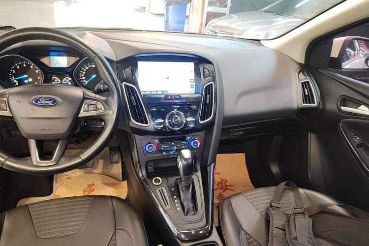 Used Ford Focus 2015 Hatchback 1.6L Automatic Fashion Edition Gear Lever