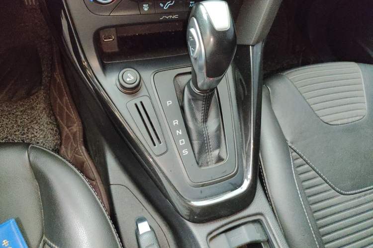 Used Ford Focus 2015 Hatchback 1.6L Automatic Fashion Edition Gear Lever