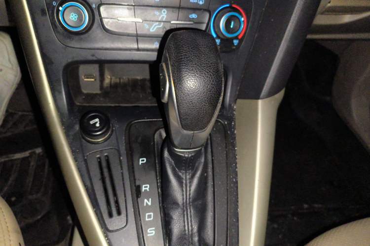 Used Ford Focus 2015 Sedan 1.6L Automatic Comfort Model Gear Lever