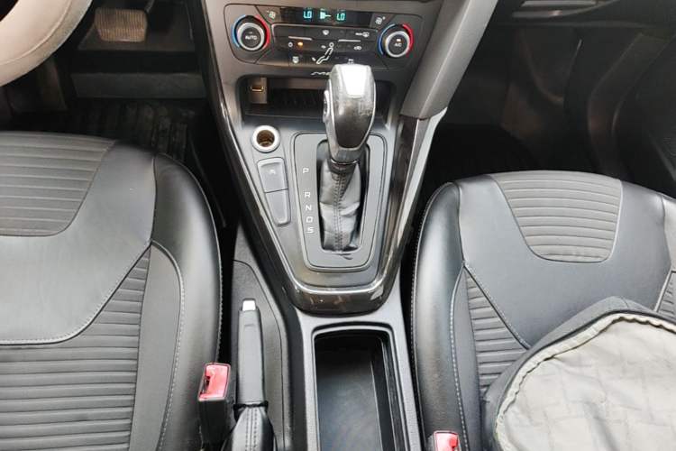 Used Ford Focus 2015 Hatchback EcoBoost 125 Automatic Supreme Style Edition Gear Lever