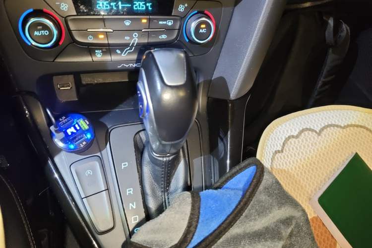 Used Ford Focus 2015 Sedan EcoBoost 125 Automatic Supreme Style Edition Gear Lever