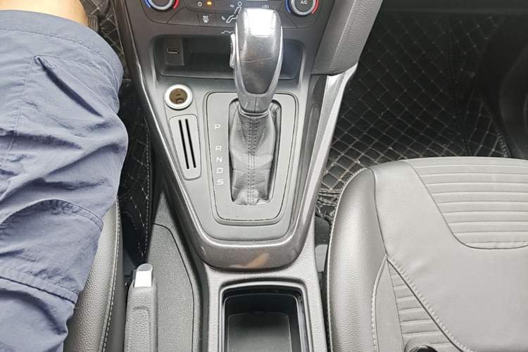Used Ford Focus 2015 Hatchback 1.6L Automatic Fashion Edition Gear Lever