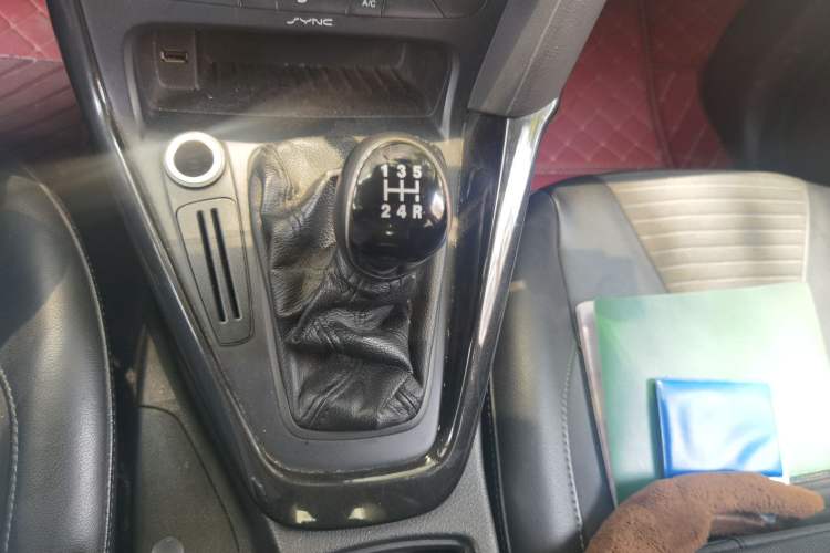 Used Ford Focus 2015 Sedan EcoBoost 125 Manual – Ultra-Style Edition Gear Lever
