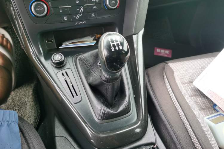 Used Ford Focus 2015 Sedan 1.6L Manual Fashion Edition Gear Lever