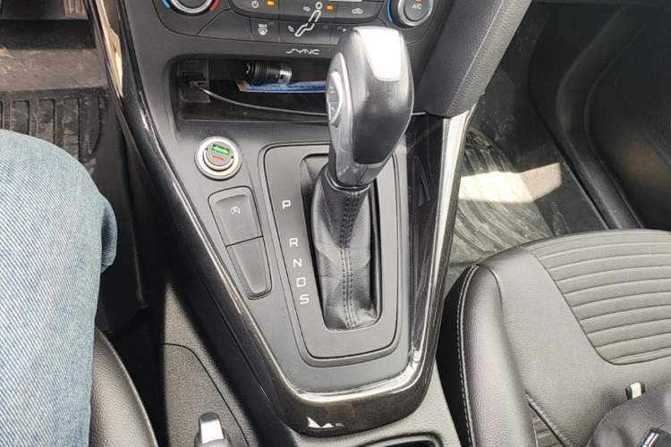 Used Ford Focus 2015 Sedan EcoBoost 125 Automatic Supreme Style Edition Gear Lever
