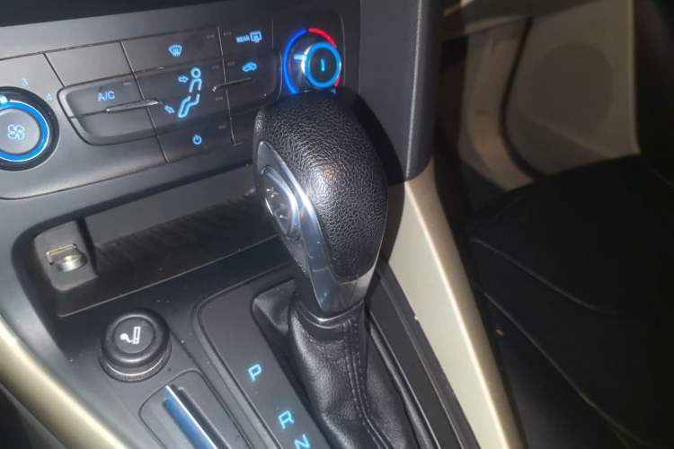 Used Ford Focus 2015 Sedan 1.6L Automatic Comfort Model Gear Lever