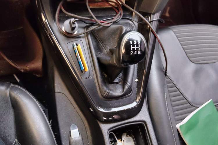 Used Ford Focus 2015 Sedan EcoBoost 125 Manual – Ultra-Style Edition Gear Lever