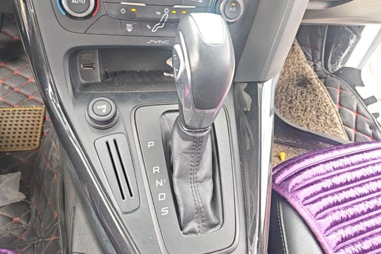 Used Ford Focus 2015 Hatchback 1.6L Automatic Fashion Edition Gear Lever