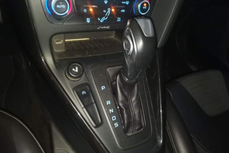 Used Ford Focus 2015 Hatchback EcoBoost 180 Automatic Elite Model Gear Lever
