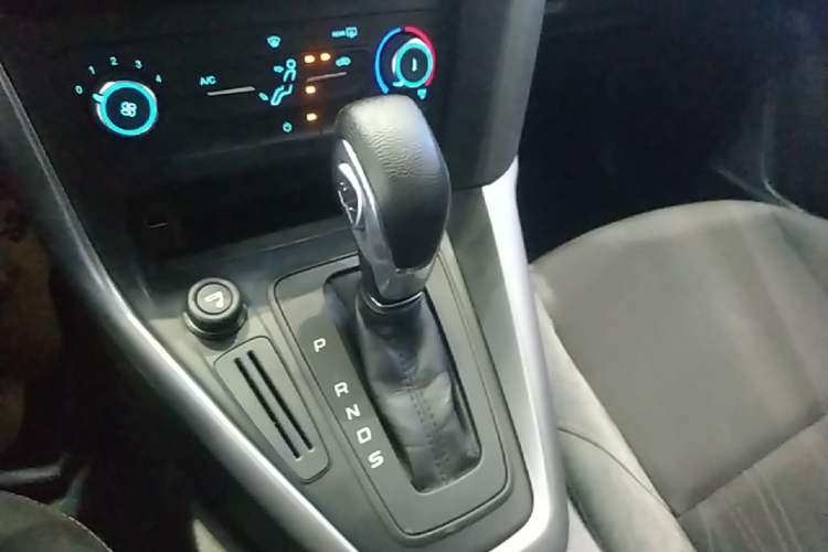 Used Ford Focus 2015 Hatchback 1.6L Automatic Comfort Model Gear Lever