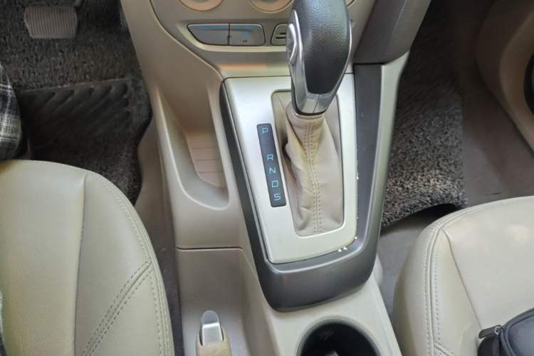 Used Ford Focus 2015 Sedan 1.6L Automatic Comfort Model Gear Lever