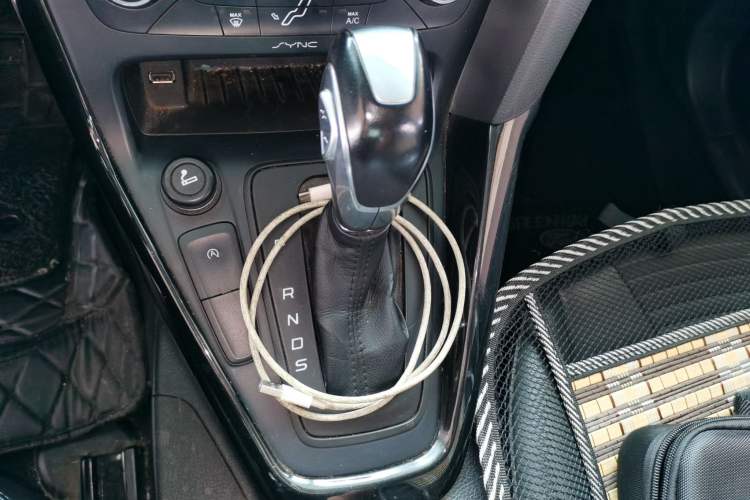 Used Ford Focus 2015 Hatchback EcoBoost 125 Automatic Supreme Style Edition Gear Lever