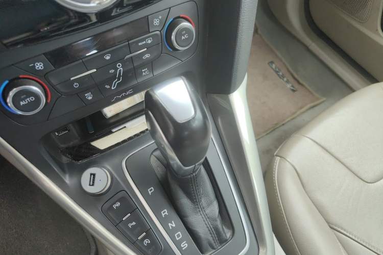 Used Ford Focus 2015 Sedan EcoBoost 180 Automatic Flagship Model Gear Lever