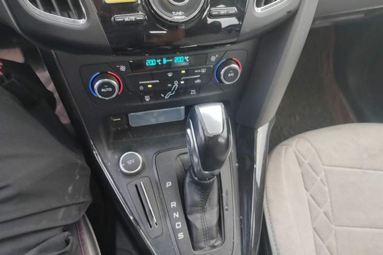 Used Ford Focus 2015 Hatchback 1.6L Automatic Fashion Edition Gear Lever