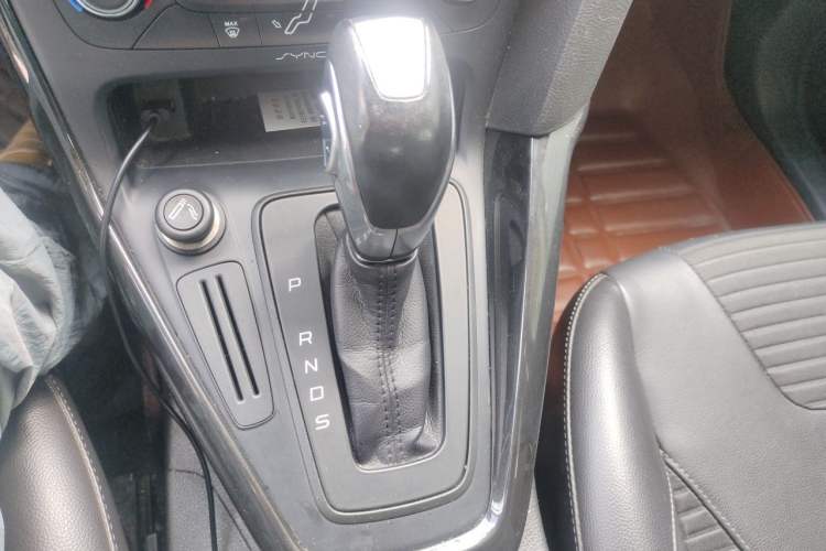 Used Ford Focus 2015 Hatchback 1.6L Automatic Fashion Edition Gear Lever