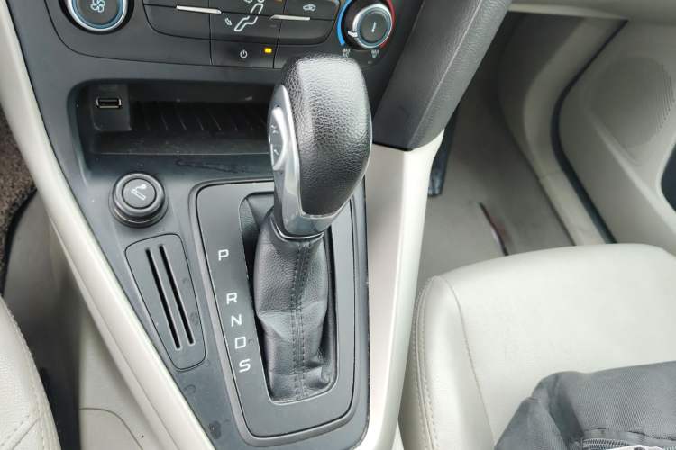 Used Ford Focus 2015 Sedan 1.6L Automatic Comfort Model Gear Lever