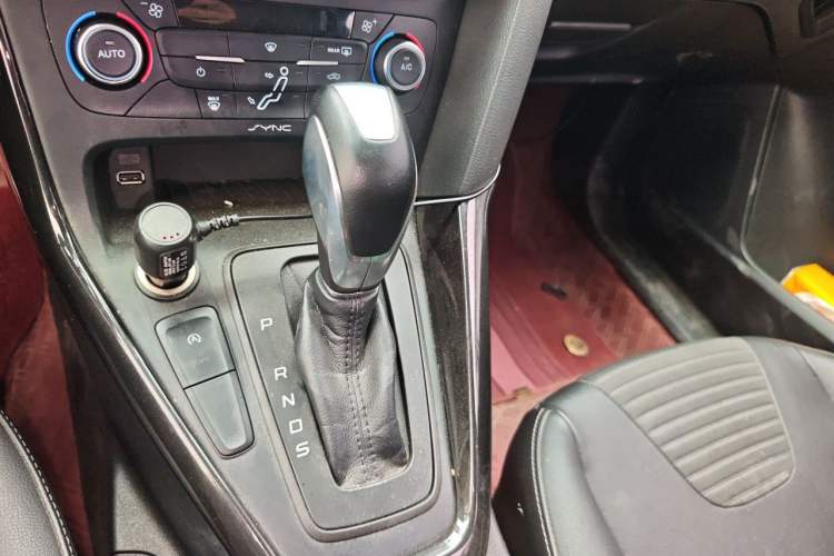 Used Ford Focus 2015 Hatchback EcoBoost 180 Automatic Elite Model Gear Lever