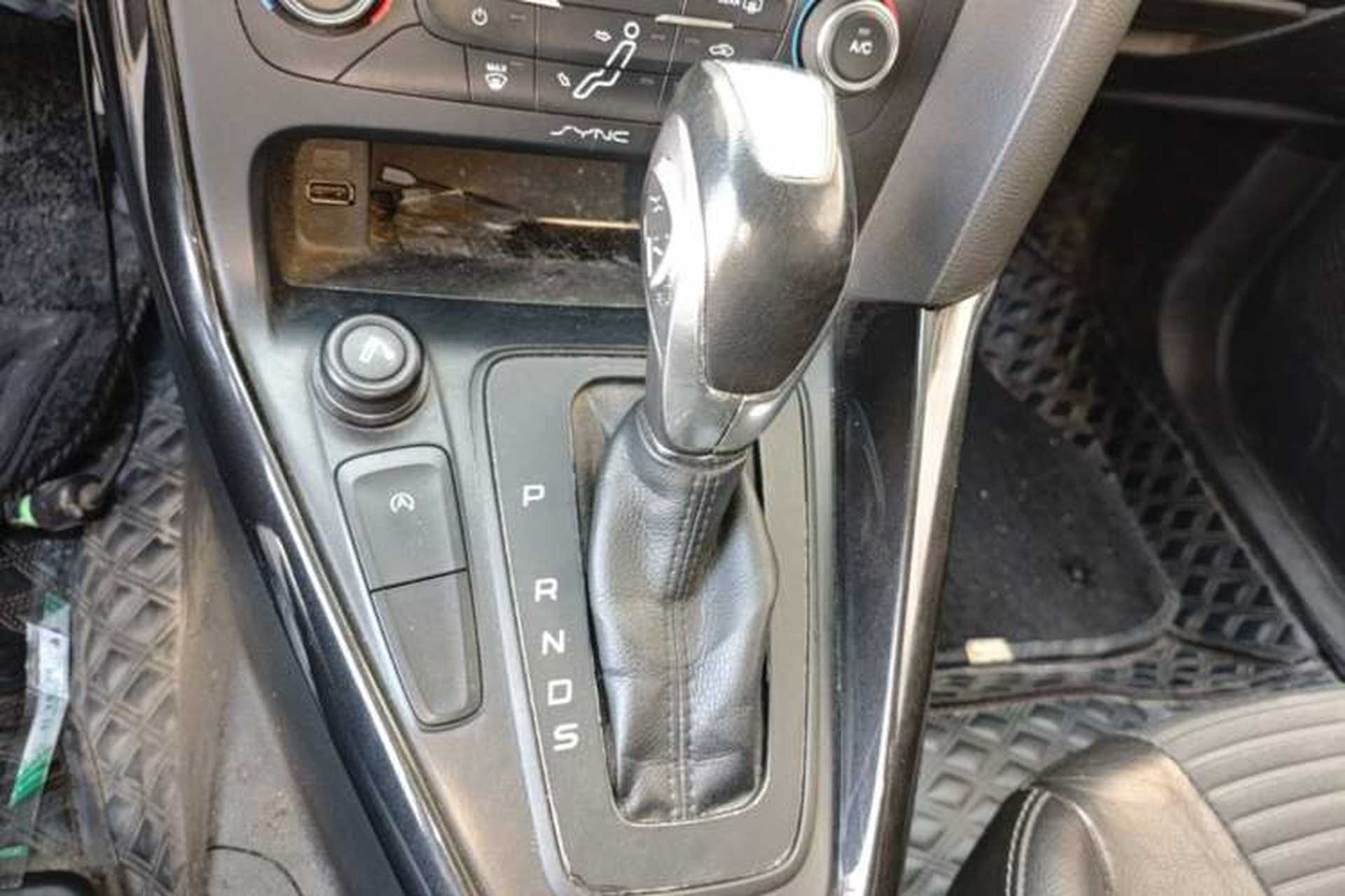 Used Ford Focus 2015 Hatchback EcoBoost 125 Automatic Supreme Style Edition Gear Lever