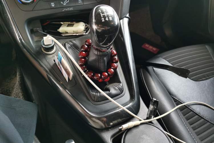 Used Ford Focus 2015 Sedan EcoBoost 125 Manual – Ultra-Style Edition Gear Lever