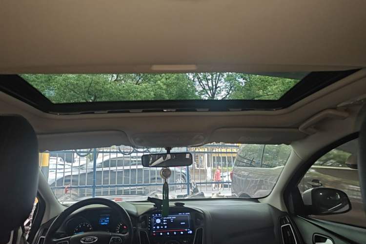 Used Ford Focus 2015 Hatchback EcoBoost 125 Manual – Ultra-Style Edition Headliner
