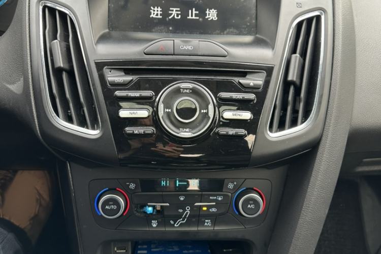 Used Ford Focus 2015 Hatchback EcoBoost 125 Manual – Ultra-Style Edition Interior 1