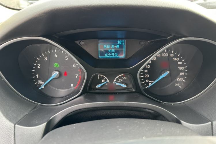 Used Ford Focus 2015 Hatchback EcoBoost 125 Manual – Ultra-Style Edition Interior 10