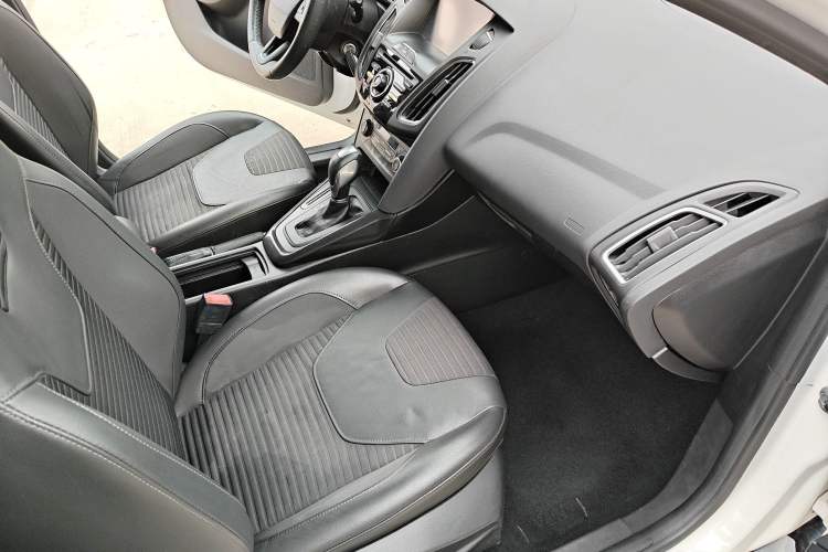 Used Ford Focus 2015 Hatchback 1.6L Automatic Fashion Edition Interior 2