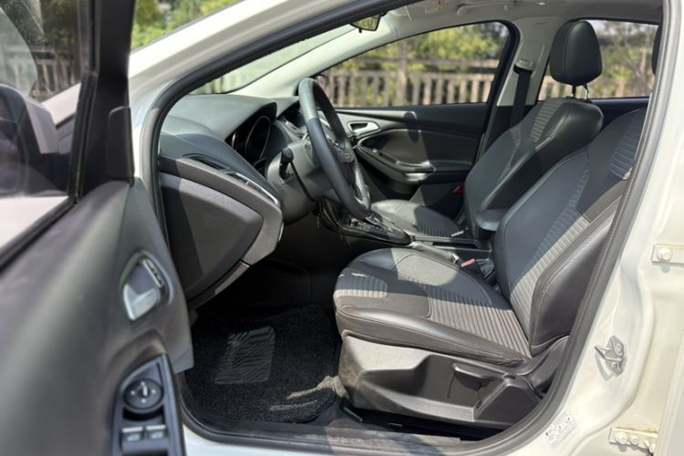 Used Ford Focus 2015 Sedan EcoBoost 125 Automatic Supreme Style Edition Interior 2
