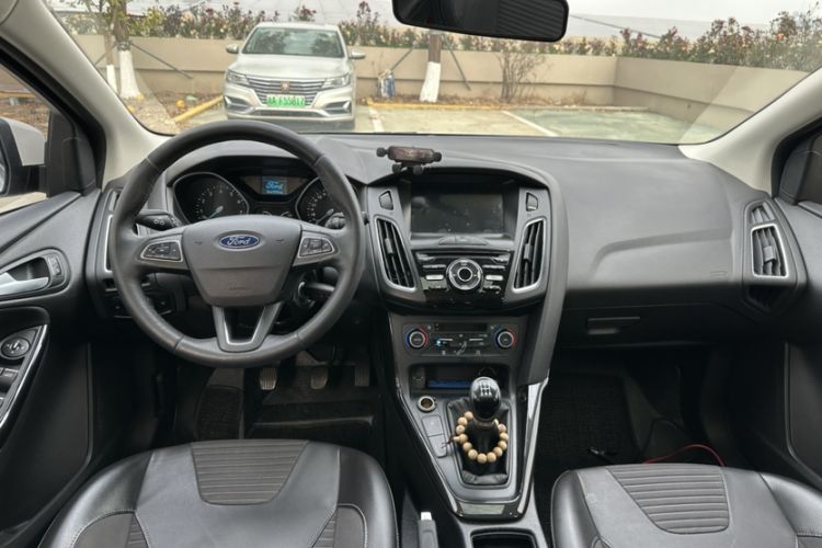 Used Ford Focus 2015 Hatchback EcoBoost 125 Manual – Ultra-Style Edition Interior 2