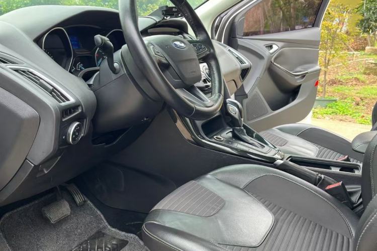Used Ford Focus 2015 Hatchback EcoBoost 125 Automatic Supreme Style Edition Interior 2