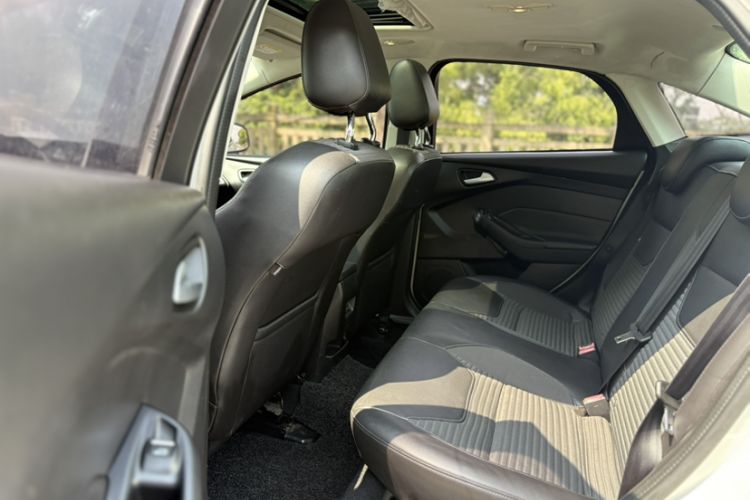 Used Ford Focus 2015 Sedan EcoBoost 125 Automatic Supreme Style Edition Interior 3