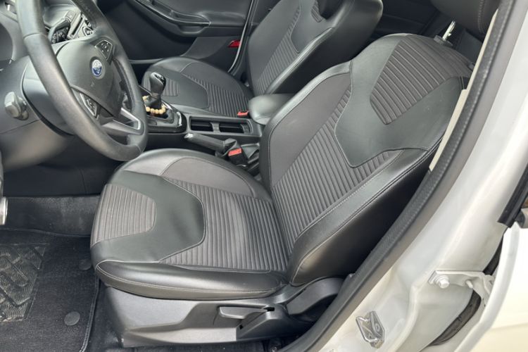 Used Ford Focus 2015 Hatchback EcoBoost 125 Manual – Ultra-Style Edition Interior 3